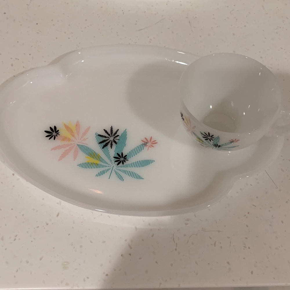 1950 'sVintage Federal    "Atomic  Burst" pattern" tea  or Luncheon Set. - Picture 3 of 5